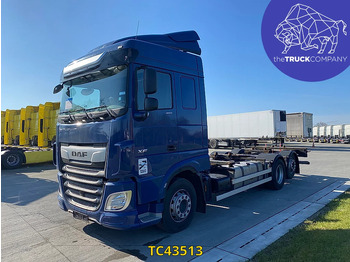 Caminhão transportador de contêineres/ Caixa móvel DAF XF