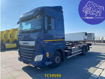 Caminhão transportador de contêineres/ Caixa móvel DAF XF