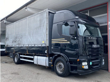 Caminhão com lona IVECO Stralis