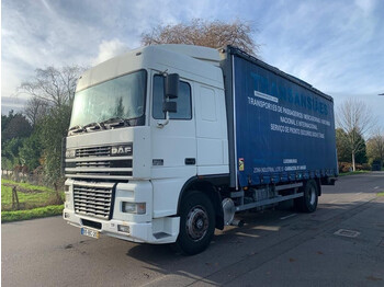 Caminhão com lona DAF XF 95 430