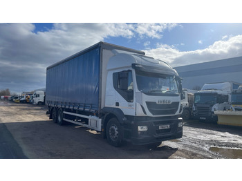 Caminhão com lona IVECO Stralis