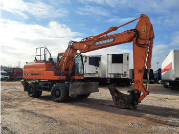 Escavadeira de rodas DOOSAN