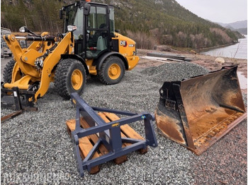 Carregadeira de rodas CATERPILLAR 906M