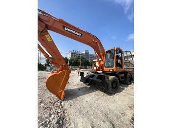 Escavadeira de rodas DOOSAN DX210