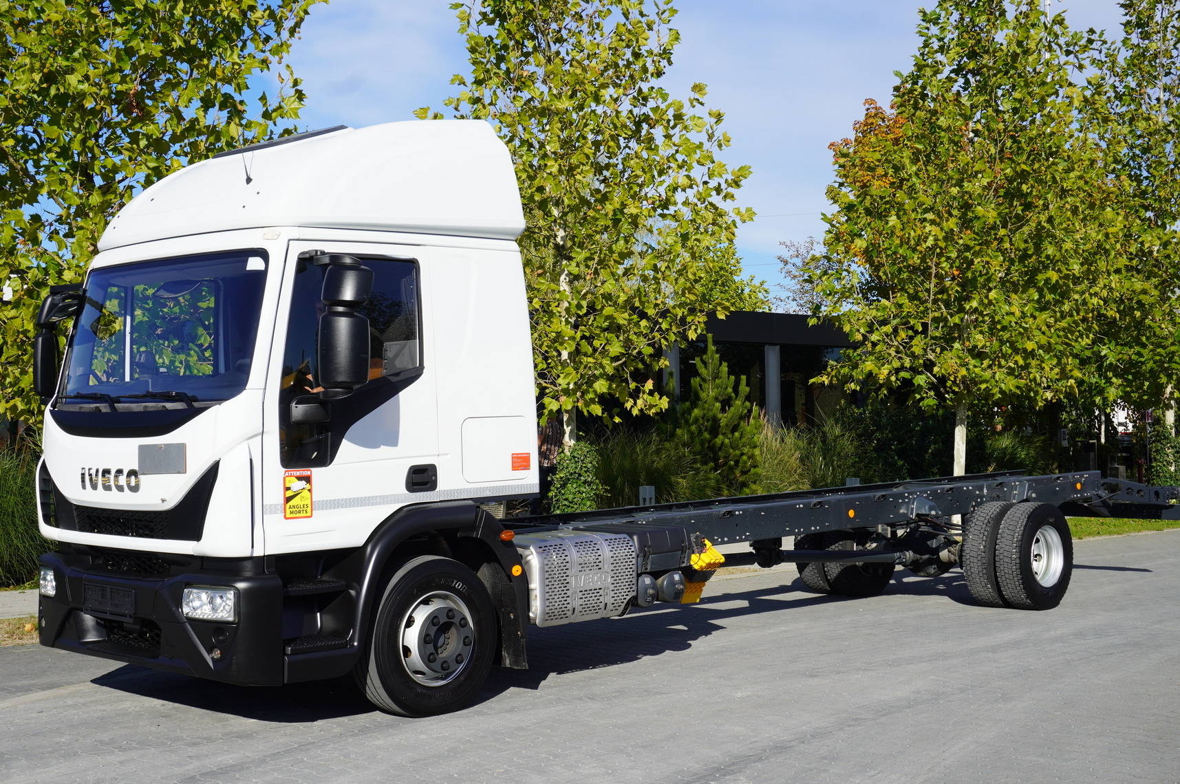 Caminhão chassi IVECO EuroCargo 140E