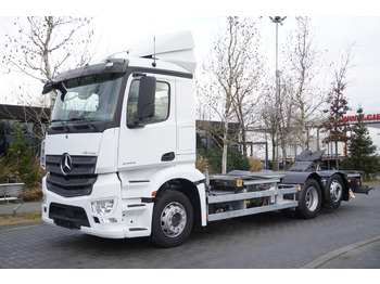 Caminhão transportador de contêineres/ Caixa móvel MERCEDES-BENZ Antos 2543