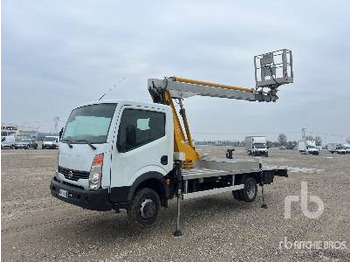 Caminhão com plataforma aérea NISSAN