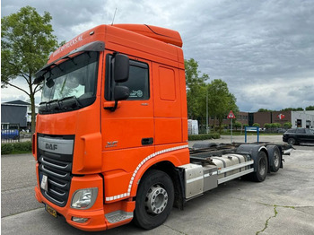 Caminhão transportador de contêineres/ Caixa móvel DAF XF 440