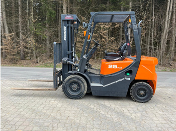 Locação de Doosan D 25 GP Doosan D 25 GP: foto 1