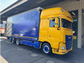 Caminhão com lona DAF XF 530