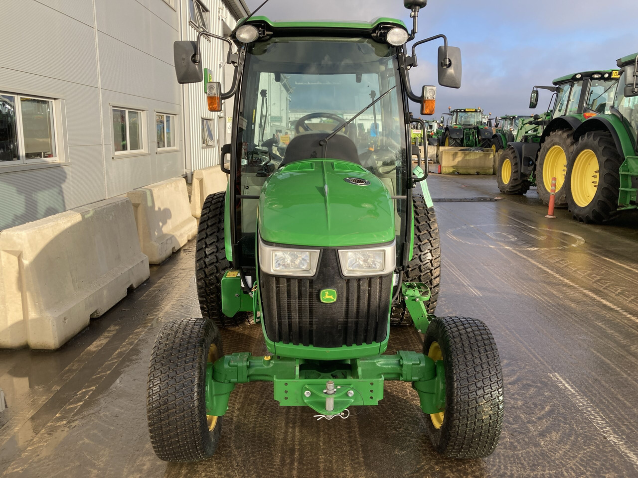 Locação de  JOHN DEERE 4066R COMPACT TRACTOR JOHN DEERE 4066R COMPACT TRACTOR: foto 8