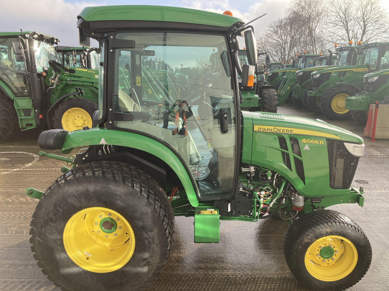 Locação de  JOHN DEERE 4066R COMPACT TRACTOR JOHN DEERE 4066R COMPACT TRACTOR: foto 6