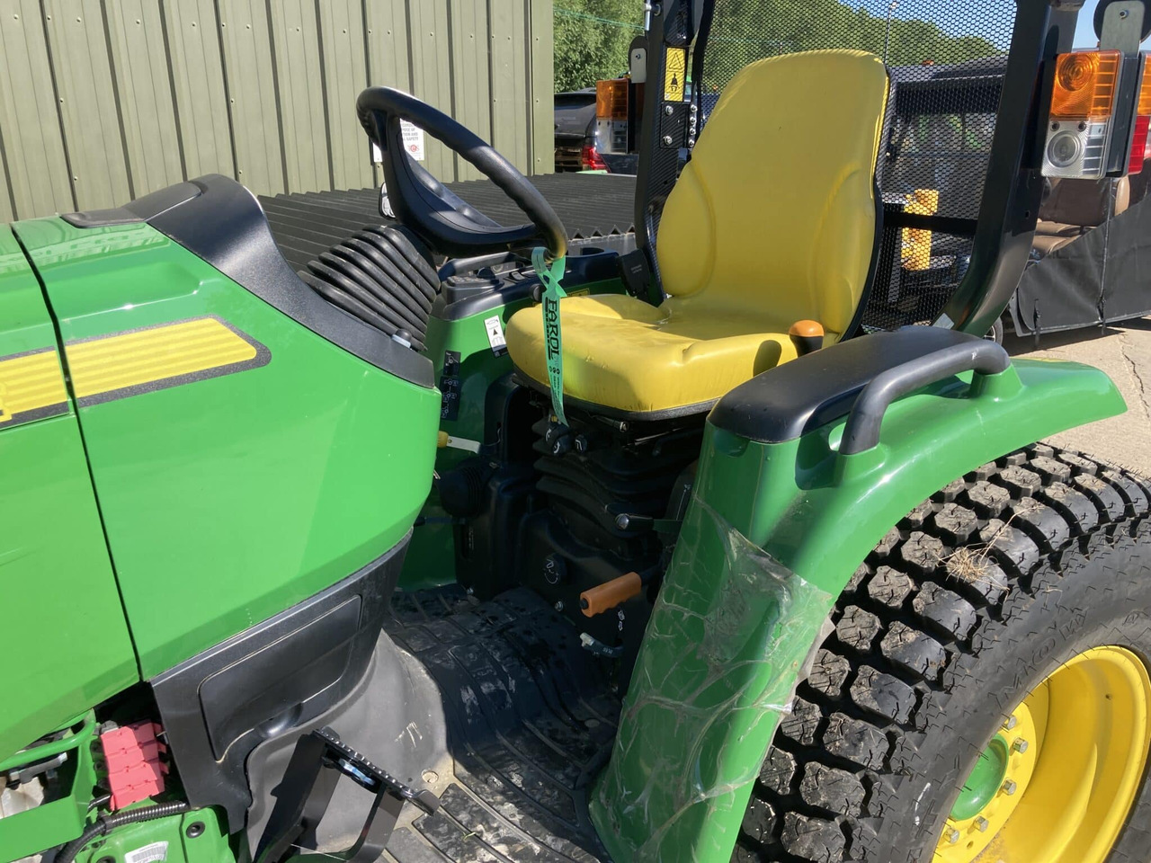 Locação de  John Deere 3039R compact tractor John Deere 3039R compact tractor: foto 8