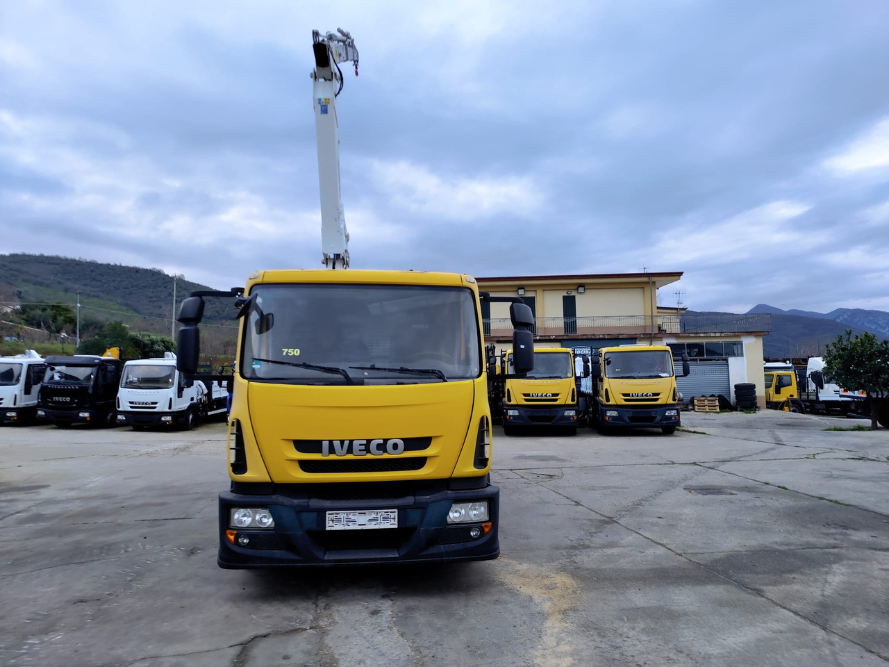 Caminhão grua IVECO EUROCARGO 120E28P: foto 28