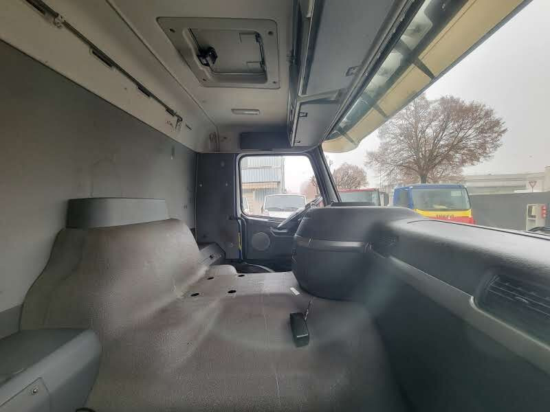 Cabine e interior de Caminhão Volvo FL: foto 17