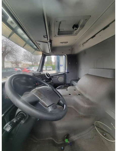 Cabine e interior de Caminhão Volvo FL: foto 13