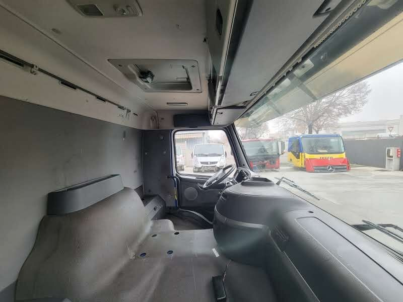 Cabine e interior de Caminhão Volvo FL: foto 16