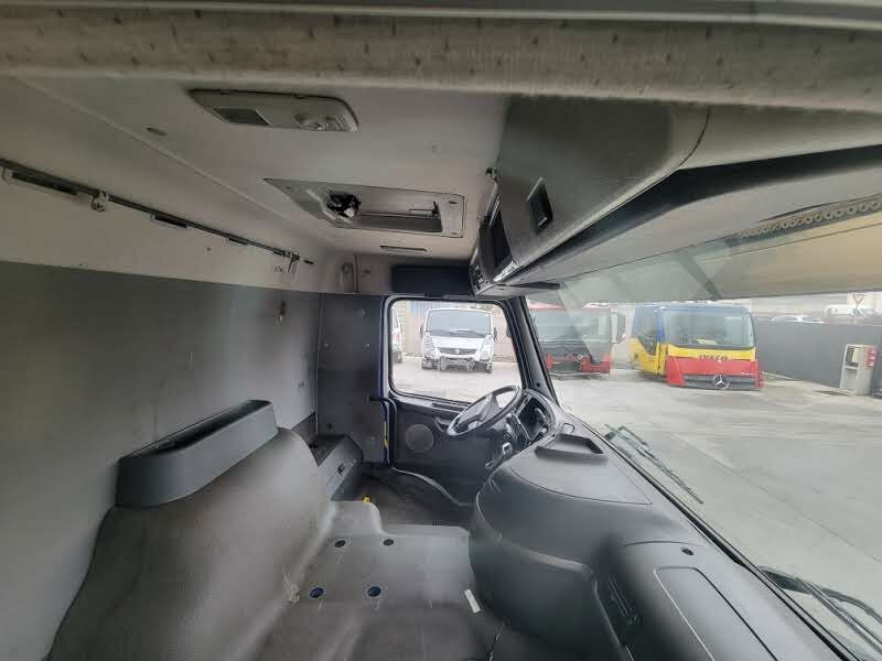 Cabine e interior de Caminhão Volvo FL: foto 18